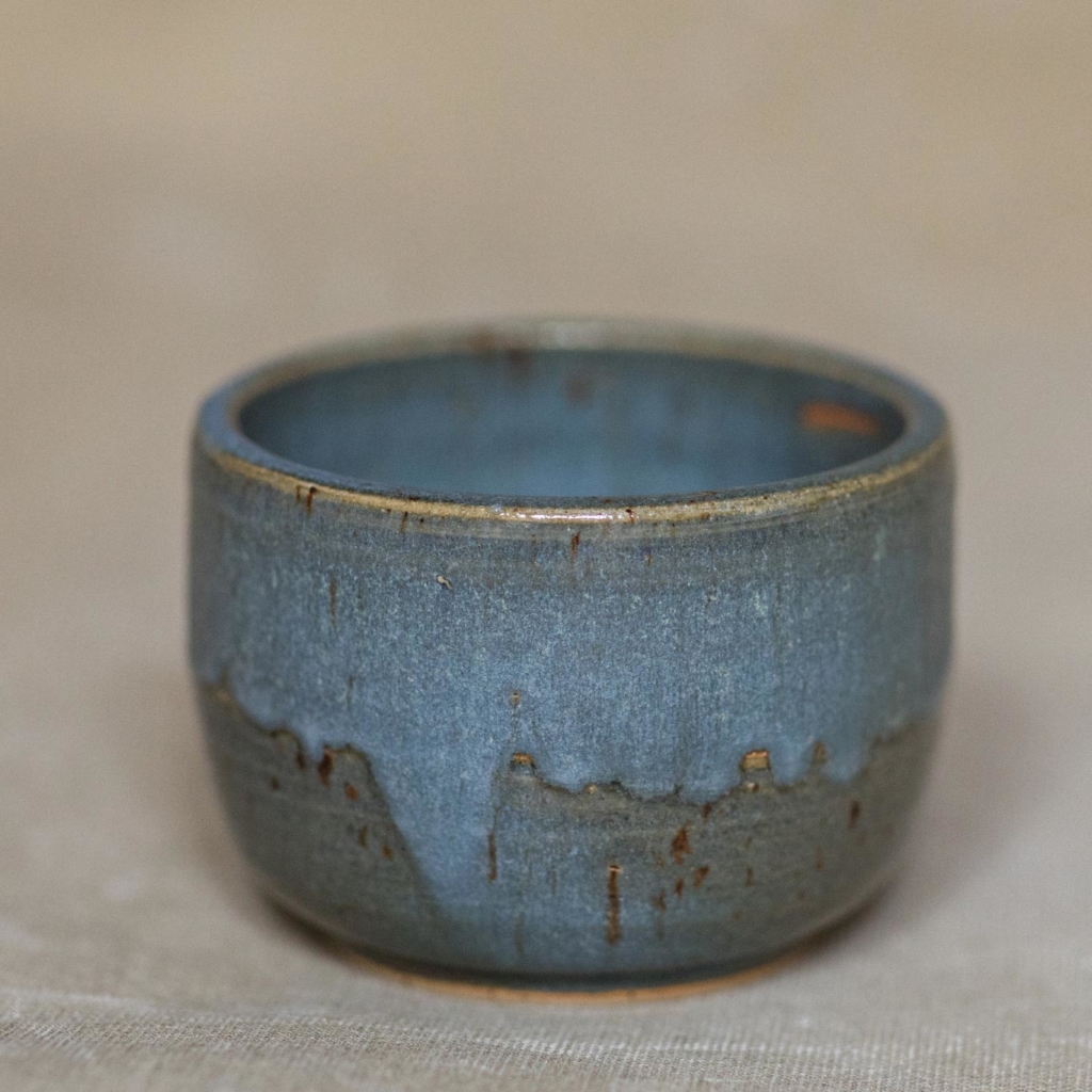 04 drinking vessel 2 keramik ton blau handgefertigt brsg