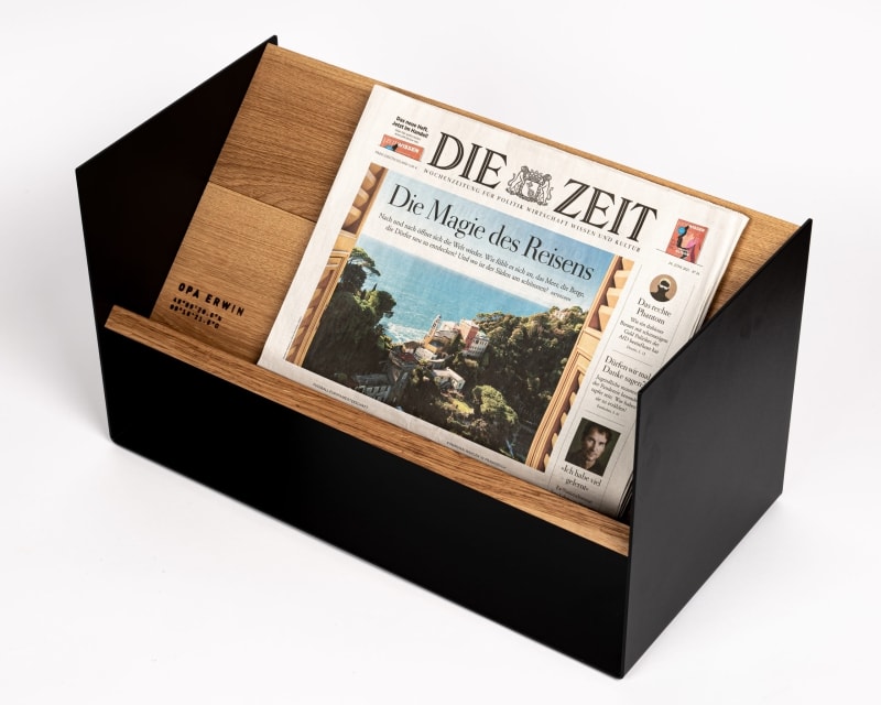 OPA ERWIN Eiche Mondholz Zeitungsstaender Report 2000 mit Zeitung von oben 1 scaled 1